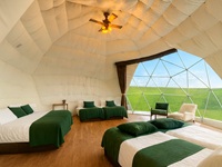 グランピングホテルのドームテント